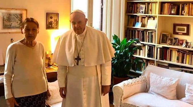 El papa y Bruck conversaron durante una hora de la experiencia de la escritora como superviviente del holocausto.
