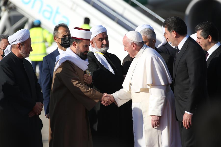 El Sumo Pontífice fue recibido a su llegada a Erbil por el presidente de la región, Nechivran Barzani (der) y otras autoridades civiles y religiosas.