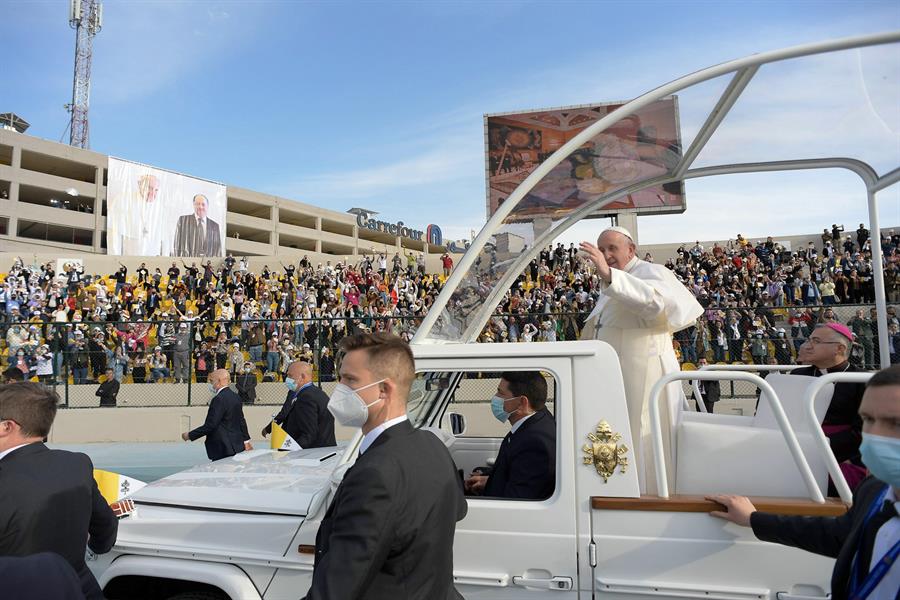 El Papa Francisco saludó a los fieles desde el papamóvil cuando llegó para celebrar la Santa Misa en el Estadio Franso Hariri en Erbil. 