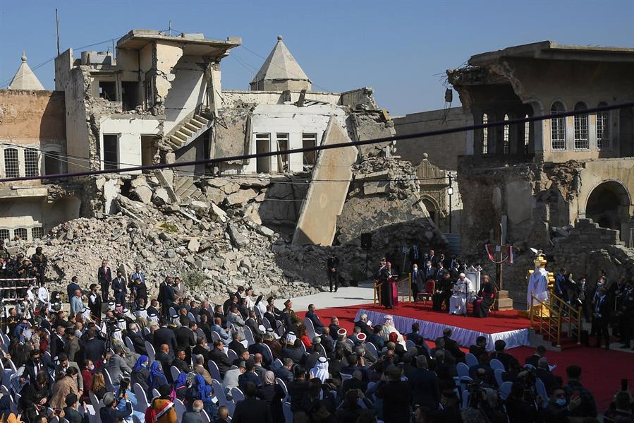 El Papa Francisco asistió a una oración por las víctimas de la guerra en Church Square, Mosul rodeado de escombros.