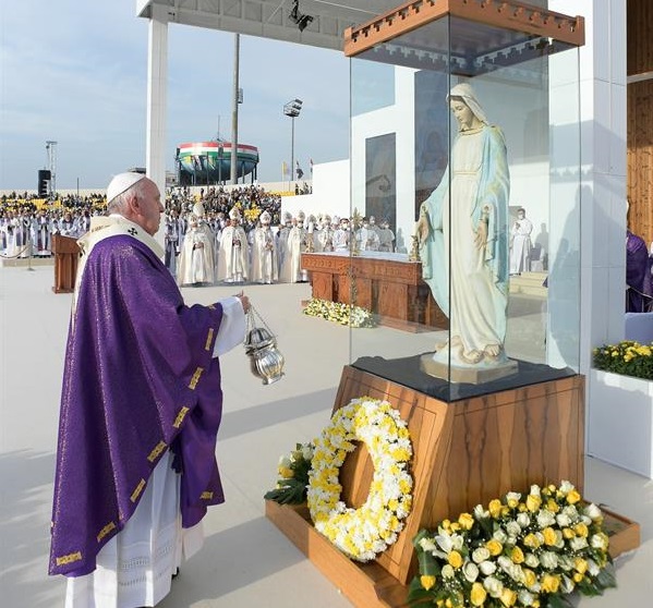 En el Estadio de Erbil, el Papa Francisco bendijo una estatua de la Virgen María que fue profanada por Isis. 