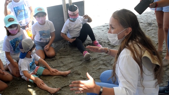 Julieth Andrea Prieto, bióloga marina, en charla con los niños durante la liberación de tortugas, en representación de Corpamag.