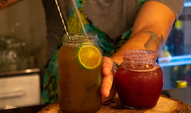 Los cocteles son de autor, inspirados en las bebidas de la región. También hay opciones sin alcohol. 