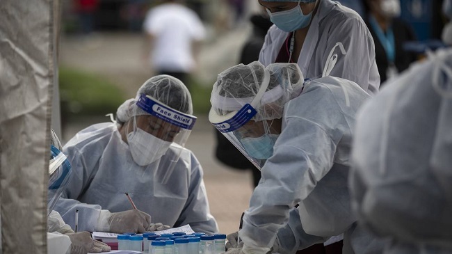 Las altas cifras de contagios mantienen la alerta roja en los centros asistenciales de las principales ciudades del país.