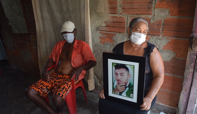 Carmela Mejía Rodríguez y su esposo Julio Castillo, perdieron en la tragedia a su hijo José Enrique Castillo Mejía, de 19 años. 