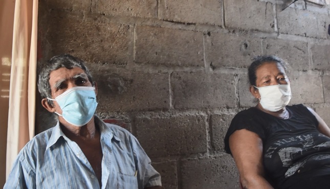 Manuel Salvador Núñez y su esposa Elizabeth Rodríguez, padres de Jesús David Núñez, joven de 20 años, fallecido.