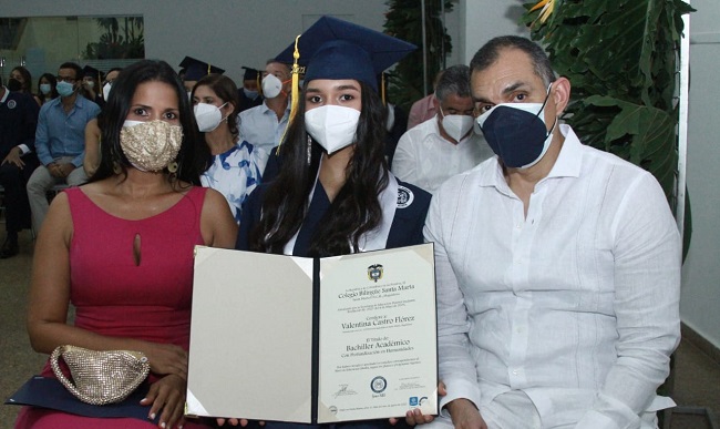 Valentina Castro Flores, en compañía de sus padres América Flores y Albiadis Castro.