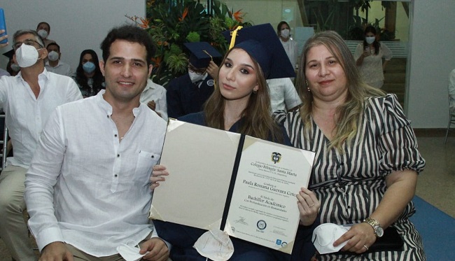 Daniela Carolina Cuello Vélez acompañada de sus padres Eugenio Cuello y Fabiola Vélez.