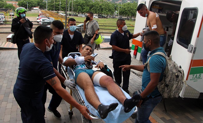 Trabajadores de sanidad trasladan a varios soldados heridos a la Clínica Medical Duarte, tras la explosión de un carro bomba en Cúcuta.