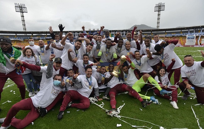 Jugadores del Tolima celebran sobre el césped del estadio El Campín tras lograr el título ante Millonarios.
