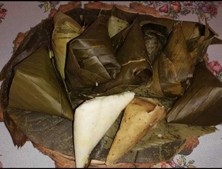 Gastronomía mamatoquera: bollos tres puntá de maíz con queso o coco, envueltos en hoja natural, de plátano o bijao.