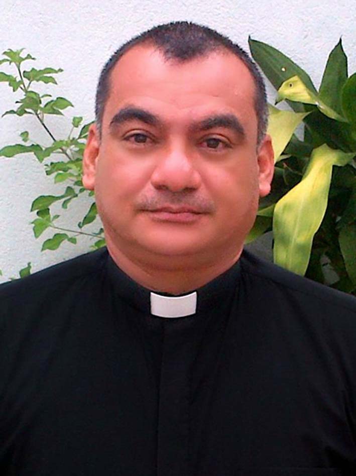 Padre Ricardo Quintana, sacerdote de la Parroquia Santa Marta.