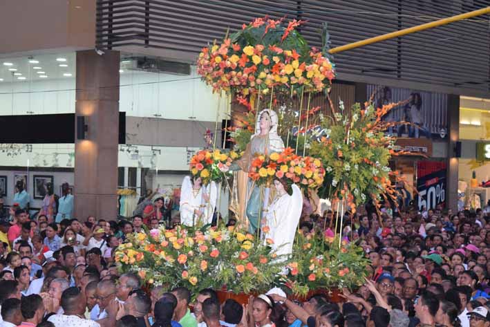 Multitudinaria procesión en honor a la patrona de la ciudad, santa Marta, el 29 de julio del año 2017.