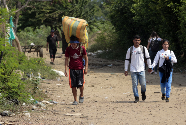 Por trochas entran los venezolanos a Colombia a través de Paraguachón, en La Guajira, muchos de ellos con destino a Santa Marta. 