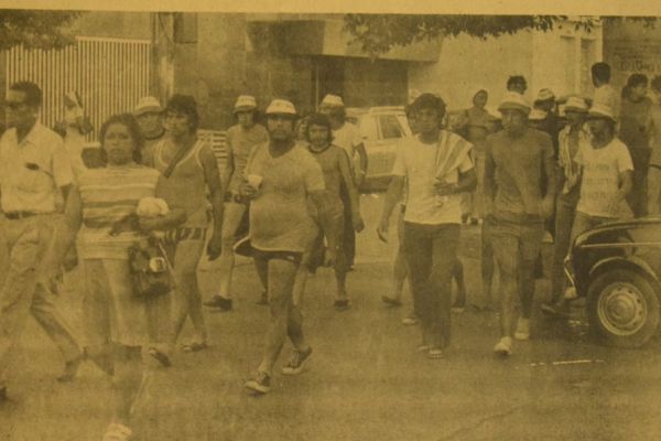 La caravana está integrada por más de 300 venezolanos llegados en unos 15 modernos buses autopullman. 