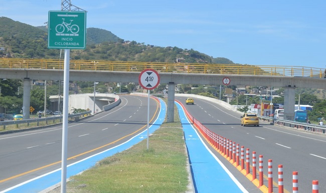 Una señal vertical indica el inicio de 'ciclobanda'. Fotografía tomada en el puente vehicular del intercambiador Sierra Nevada.