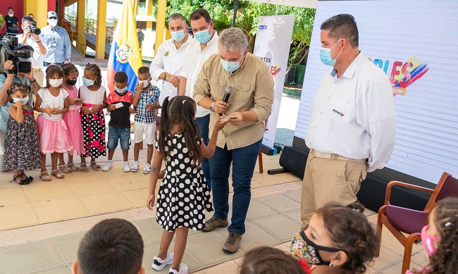 Dieciséis niños venezolanos recibieron de manos del Presidente Iván Duque su documento del Estatuto Temporal de Protección.