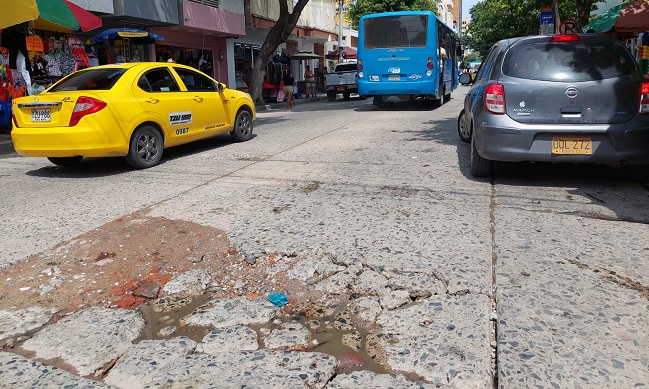 La Avenida Campo Serrano, está convertida en una carrera, pero de obstáculos, debido a la cantidad de huecos que se encuentran en toda la vía.