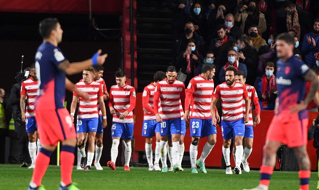 El samario Luis Suarez, Santiago Arias y Carlos Bacca sumaron minutos en la victoria de Granada sobre el Atlético de Madrid.