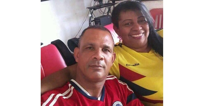 En la fotografía Isabel González junto a su esposo, el exvigilante, Solit Redondo.