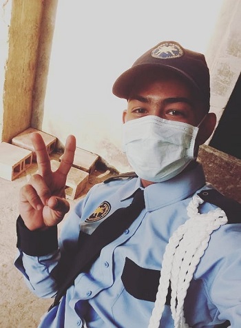 Esneider Redondo González, labora para una empresa como vigilante. 