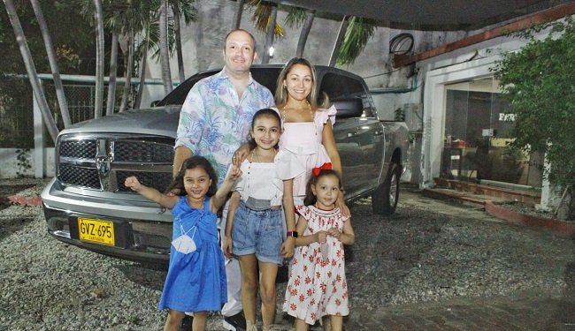 Rodolfo Succar Vives acompañado de su esposa María del Pilar Riaño y sus hijas Mariana, Juliana y Elena Succar Riaño.