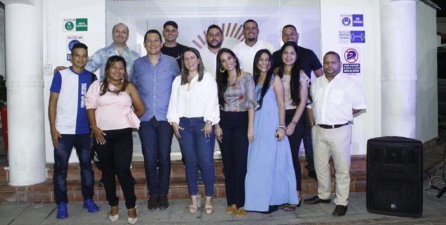 Rodolfo Succar Vives con los trabajadores de Feria Car.