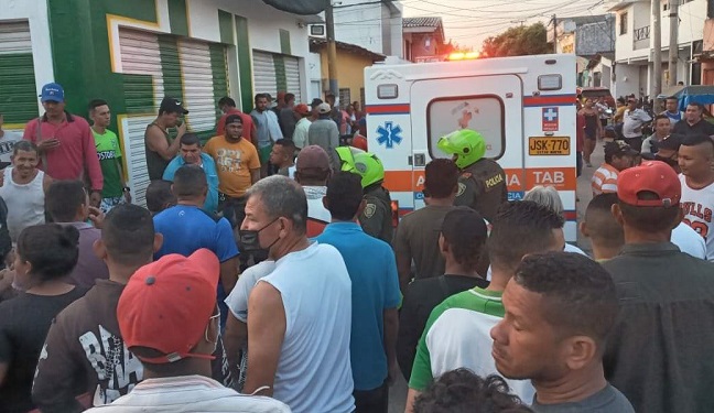 Una gran multitud se aglomeró a las afueras del local comercial donde asesinaron a Julián David Martínez Aristizábal.