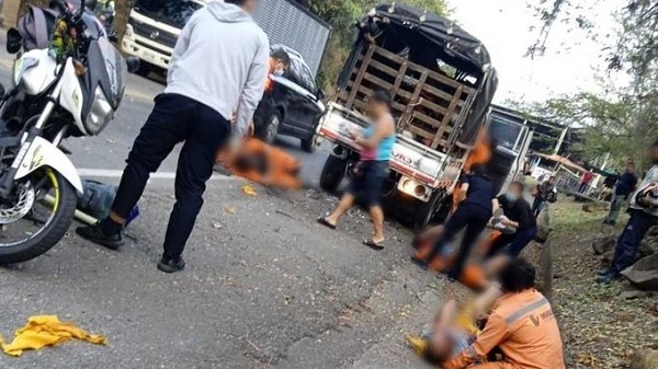 Cinco adultos quedaron heridos al explotar una caja abandonada en la carretera en Santander.