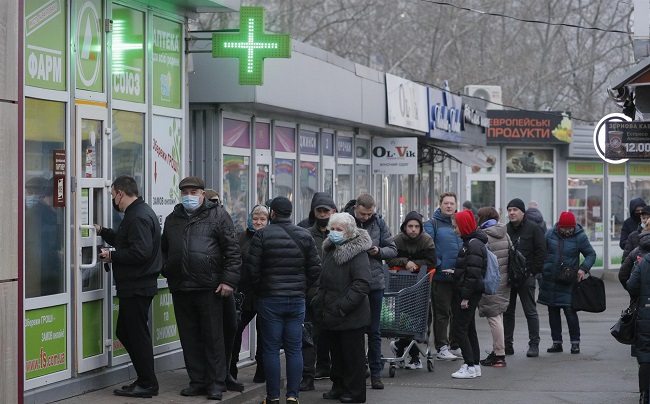 La Unión Europea convocó una cumbre especial para discutir la crisis y otras medidas restrictivas que impondrán consecuencias graves y masivas a Rusia por sus acciones.