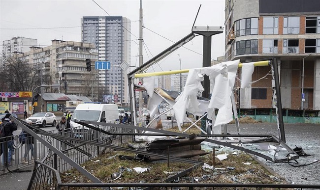 Los escombros por las consecuencias de un objeto no identificado que explotó en zona urbana de Kiev, Ucrania, tras la autorización del presidente ruso de una operación militar especial en Donbass.