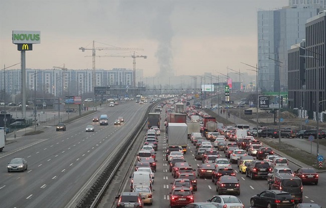 Largas colas de vehículo en las autopistas saliendo de Kiev ante la entrada de tropas rusas en Ucrania.
