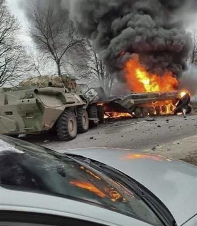 Una foto proporcionada por el servicio de prensa del Ministerio de Defensa de Ucrania muestra tanque ruso quemado cerca de Hlukhiv del área de Sumy, Ucrania.
