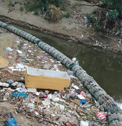 una barrera como esta será instalada en “La Coquera”, a la altura del puente viejo de Gaira a las 9:00 a.m.