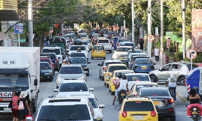 Vehículos eléctricos e híbridos están exentos de la medida que empezará a regir a partir de hoy.