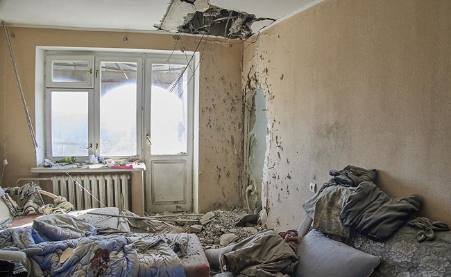 Edificio dañado tras el ataque de las tropas rusas en Járkov, Ucrania en el conflicto que completa cinco días.