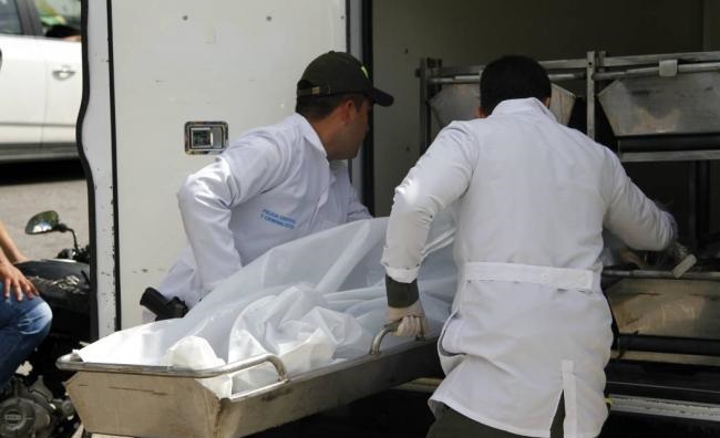 El cadáver de Jaime Alexis Blanco Becerra fue llevado hasta la morgue de Ciénaga.
