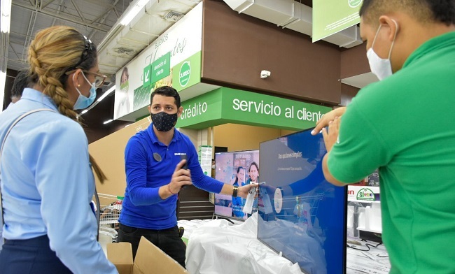 Las personas pueden denunciar y reclamar sobre la misma situación en donde considere que se dio la violación de las normas de protección al consumidor.