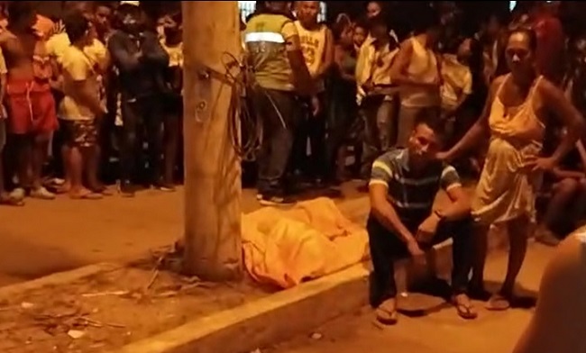 El motociclista murió de forma instantánea tras el accidente de tránsito en el que chocó de frente contra un poste.