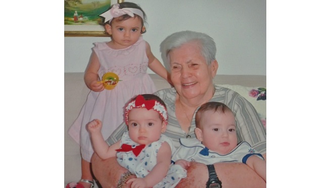 Carmen Cecilia Serrano de García con sus bisnietos, María José García Bohórquez, Martín y Victoria Vivas García.