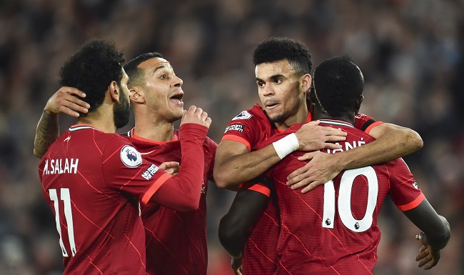 El colombiano Luis Díaz celebra junto a sus compañeros la anotación que abrió el marcador en la goleada ante el Manchester United.
