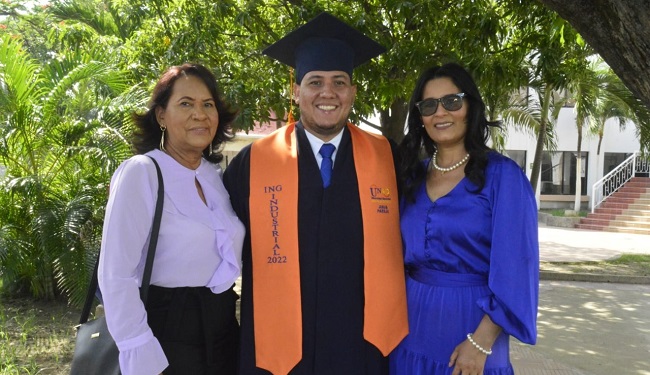 El nuevo ingeniero industrial, Jesús Alejandro Parejo, junto a su mamá, Leonor Guerrero y su esposa, Rosa Martínez.  