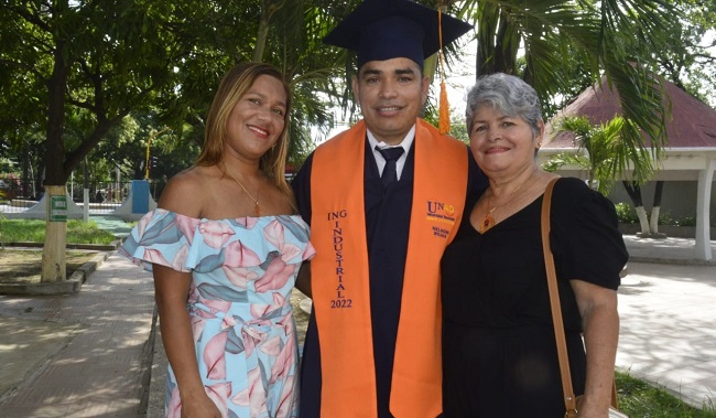 El recién graduado de ingeniería industrial, Nelson Rojas con su esposa, Sara Parra y su madre, Blanca Rojas.