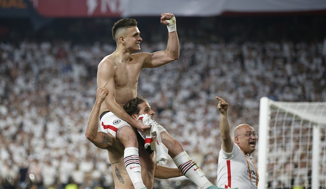 El delantero barranquillero celebra junto a sus compañeros la obtención de la Liga de Europa.