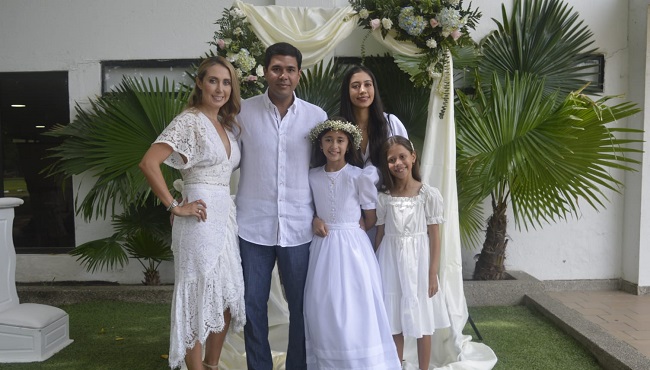 Francisco Tribín Sánchez, recibió su Primera Comunión, siendo acompañado por sus padres Jorge Tribín y Ana Karina Sánchez de Tribín y de su hermana Manuela.