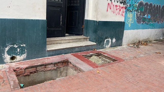 El robo de rejillas en las canaletas de desagüe se ha convertido en una verdadera trampa mortal para los trabajadores de la sede de la Asamblea.
