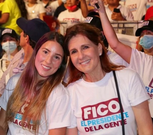 La exgobernadora Rosa Cotes y su hija Ana María Zúñiga, participaron también de la apoteósica concentración de respaldo a Federico Gutiérrez en Santa Marta.
