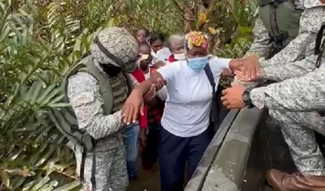 De forma inmediata se desplegaron unidades de la Armada de Colombia para rescatar a las víctimas.