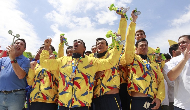 Jugadores de Colombia celebran al ganar la medalla de oro en polo acuático masculino en los Juegos Bolivarianos de Valledupar.