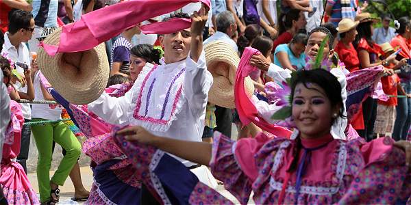 En Colombia, la solemnidad conjunta de San Pedro y San Pablo, se celebra como un día rodeado de fiestas y ferias en todo el territorio.